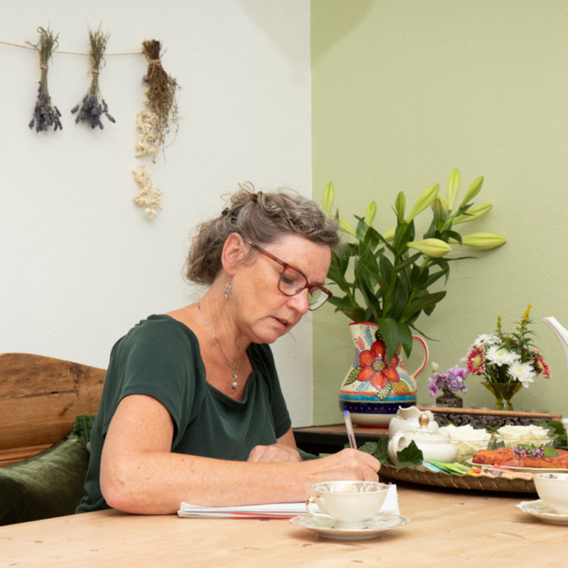 Vrouw werkt aan een tafel